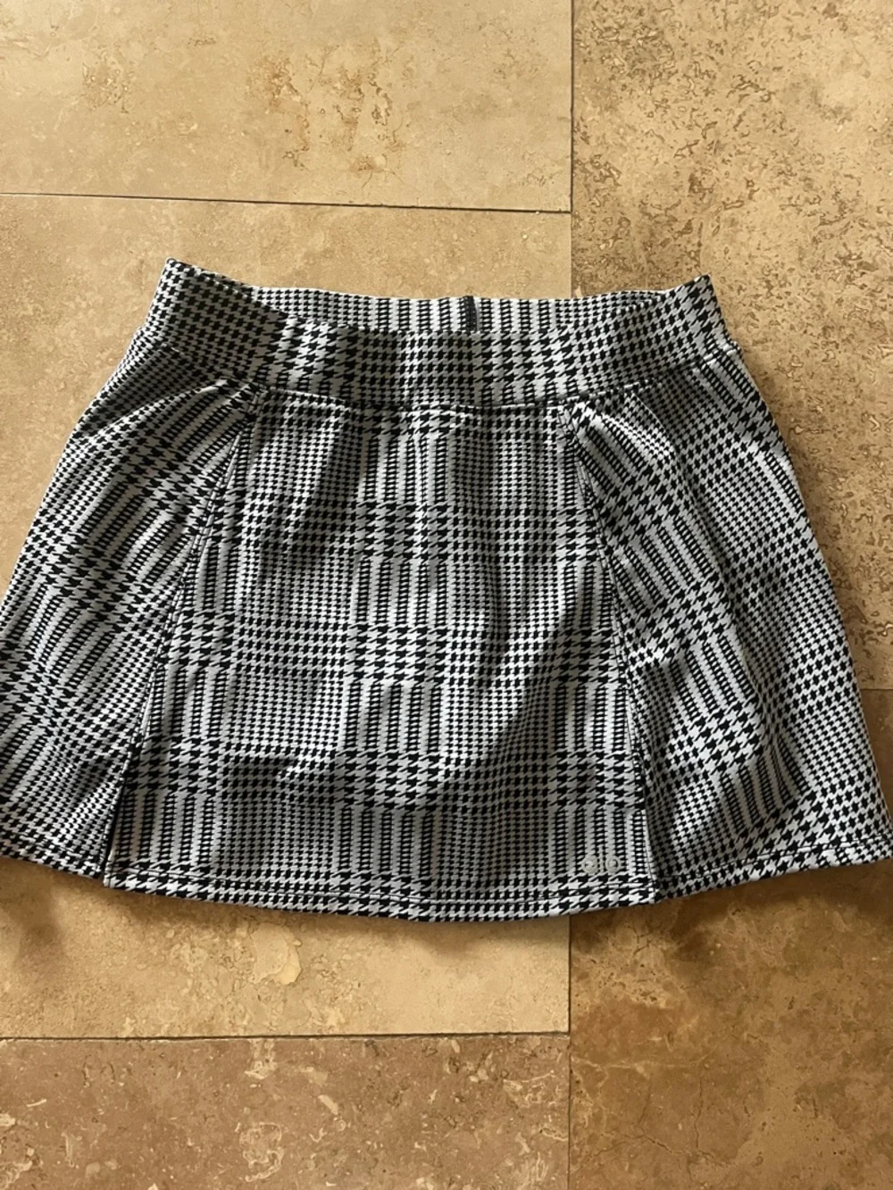 Alo Classic Houndstooth Pleated Mini Skirt - Black & White xs